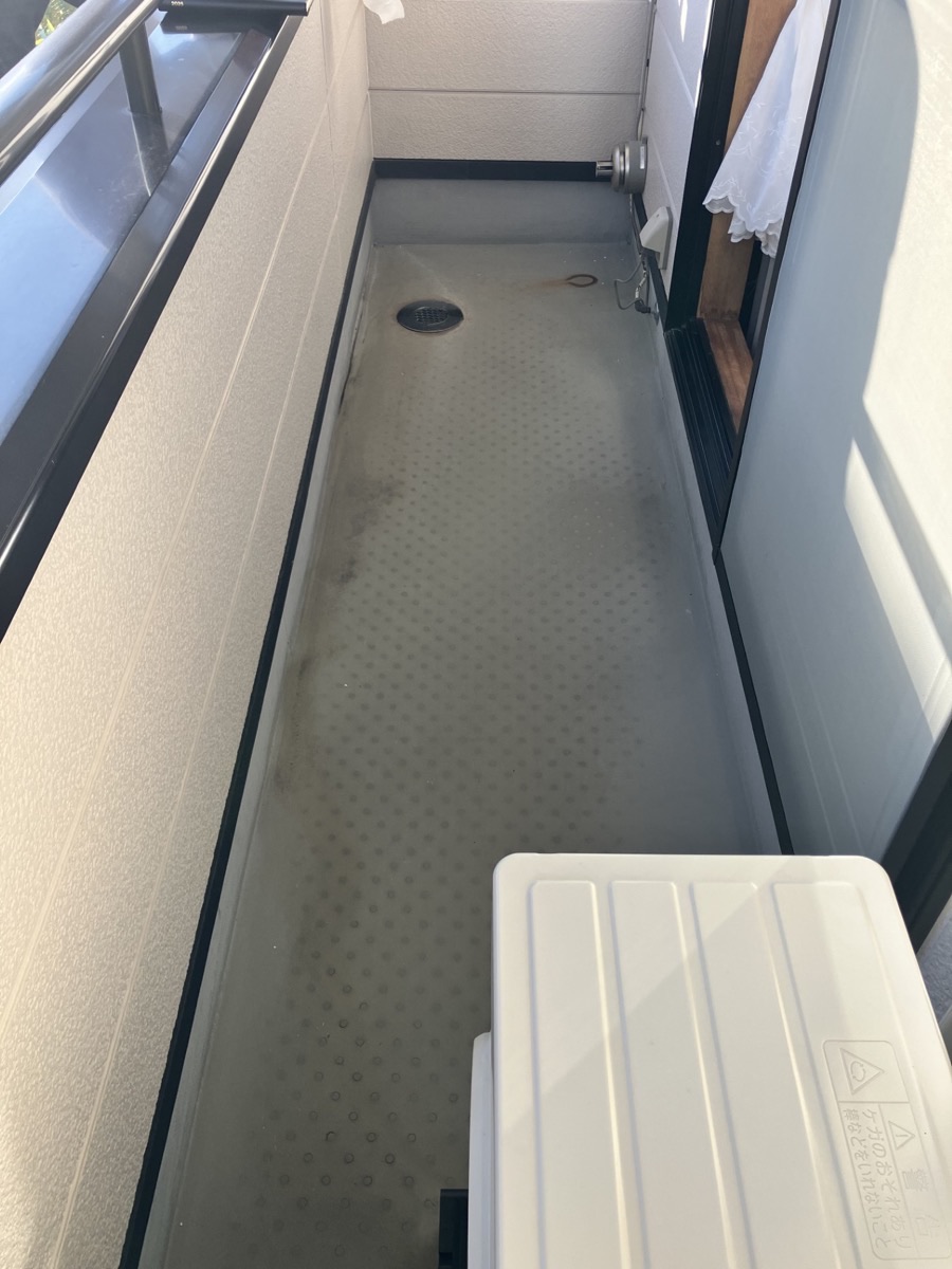 ベランダ防水塗替工事の施工写真 1
