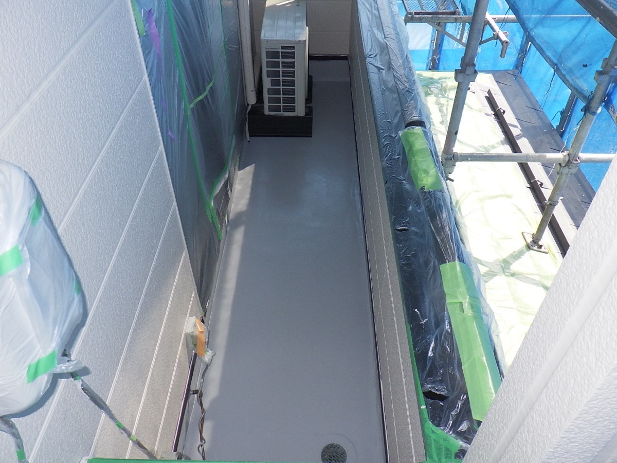 ベランダ防水塗替工事の施工写真 3