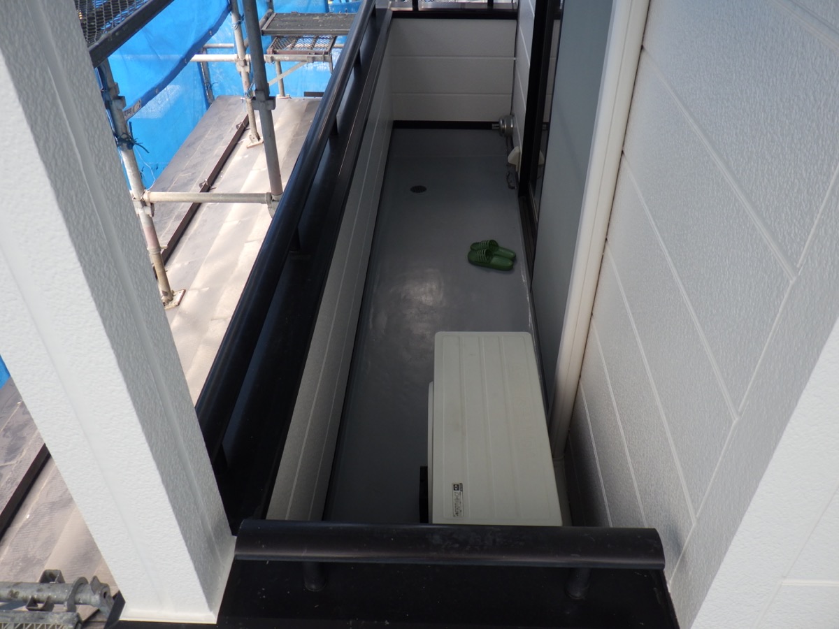 ベランダ防水塗替工事の施工写真 4